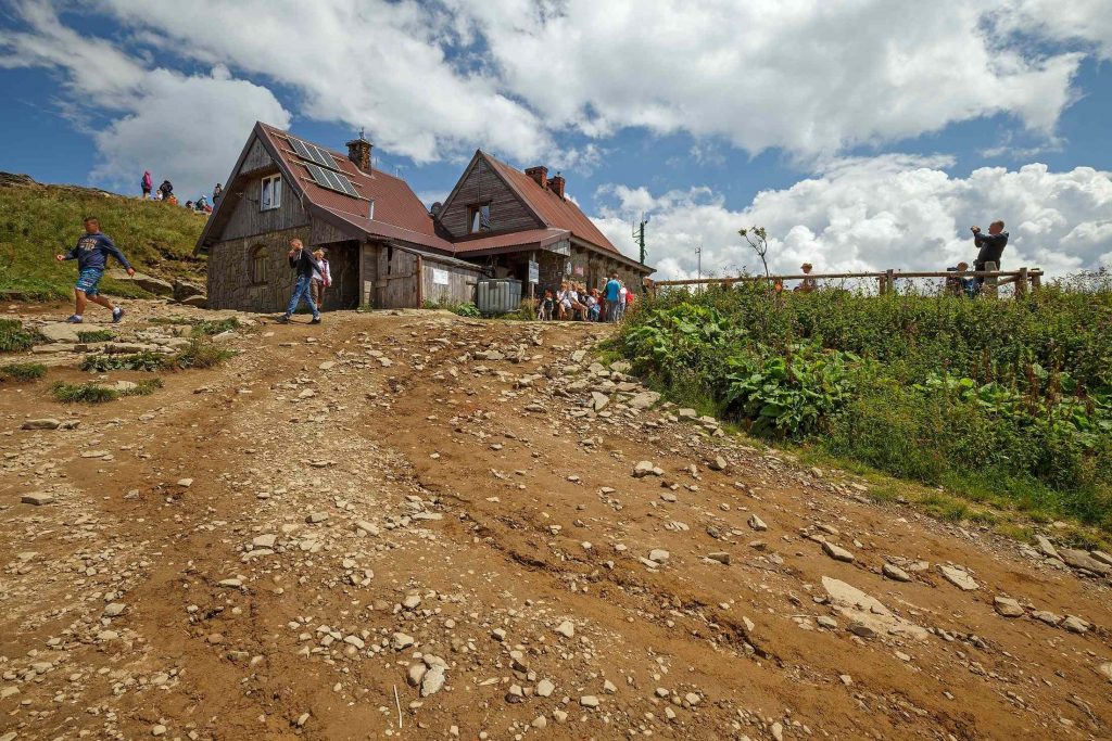 Známa „Chatka Puchatka“ na Polonine Wetlinskej v nadmorskej výške (1 228 m n.m.) – najvyššie položená chata v Bieščadách, ktorej vlastníkom a správcom je Bieščadský národný park.