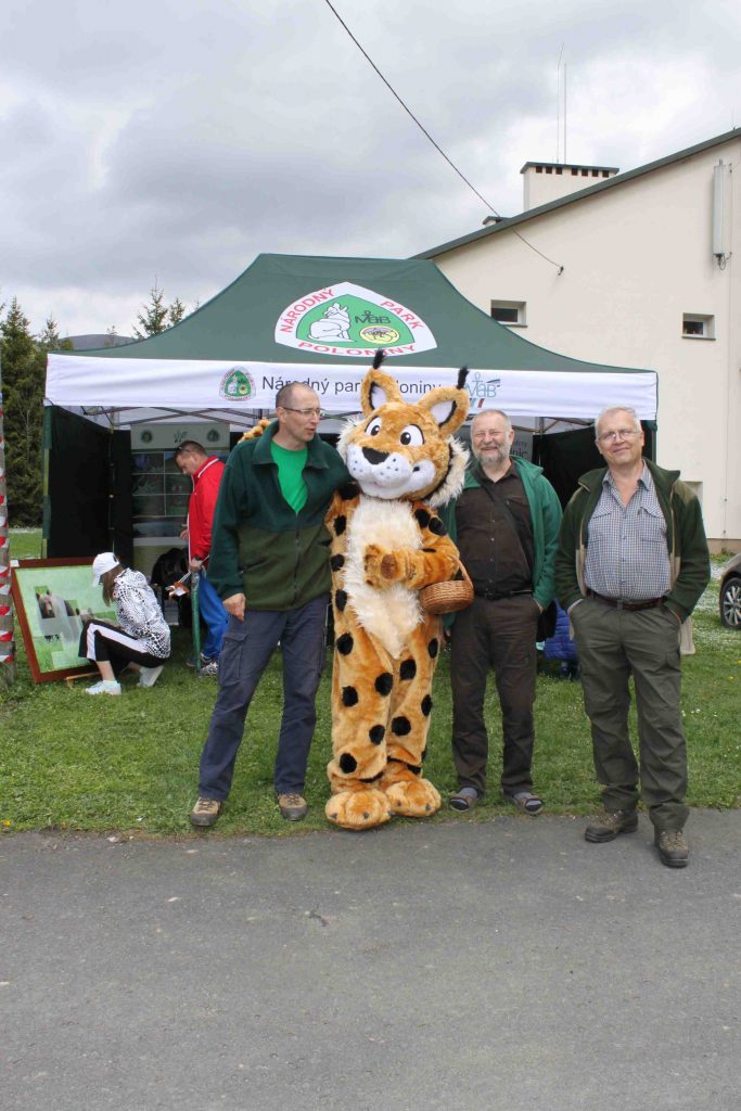 Pred informačným stánkom s maskotom podujatia. Pod maskou rysa sa ukrýva naša Zuzana :)