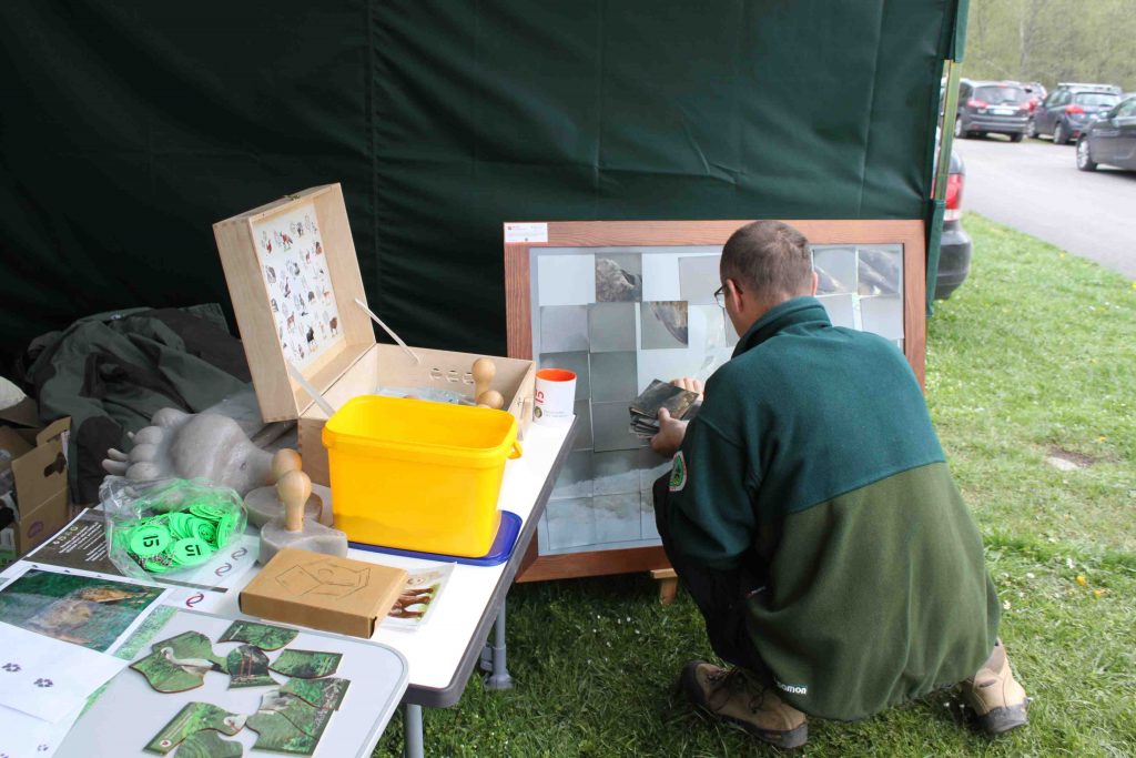 Skladačky, puzzle, stopy, pečiatky – všetko súčasť informačného stánku.