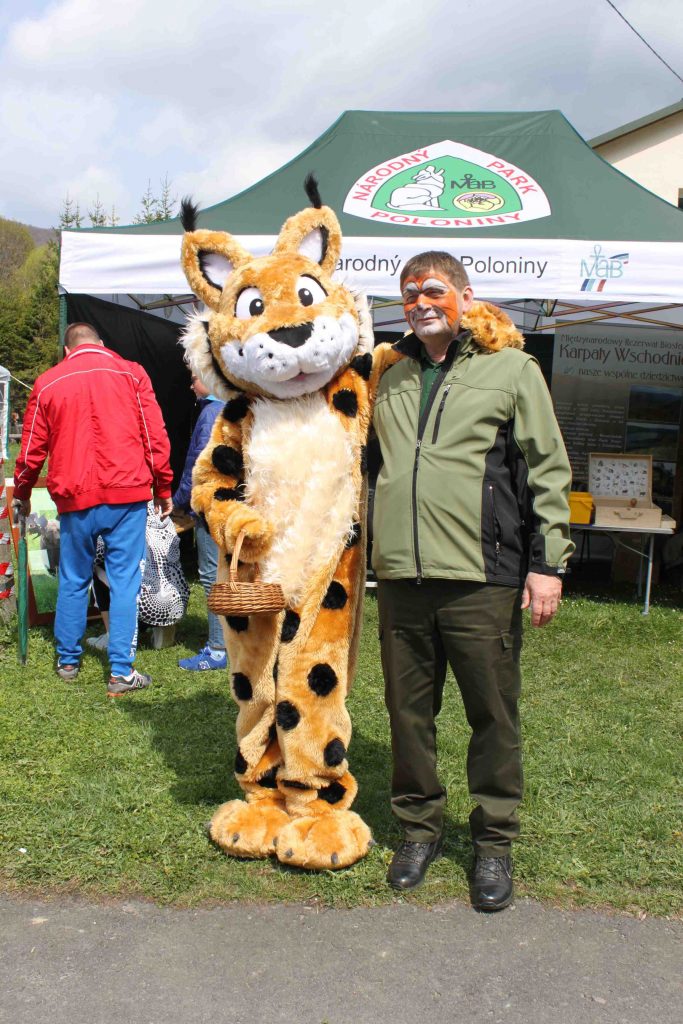„Zahrať sa na rysa“ si vyskúšali aj Zuzana Bartušová (maskot) a Ján Lempeľ – pracovníci S-NP Poloniny.