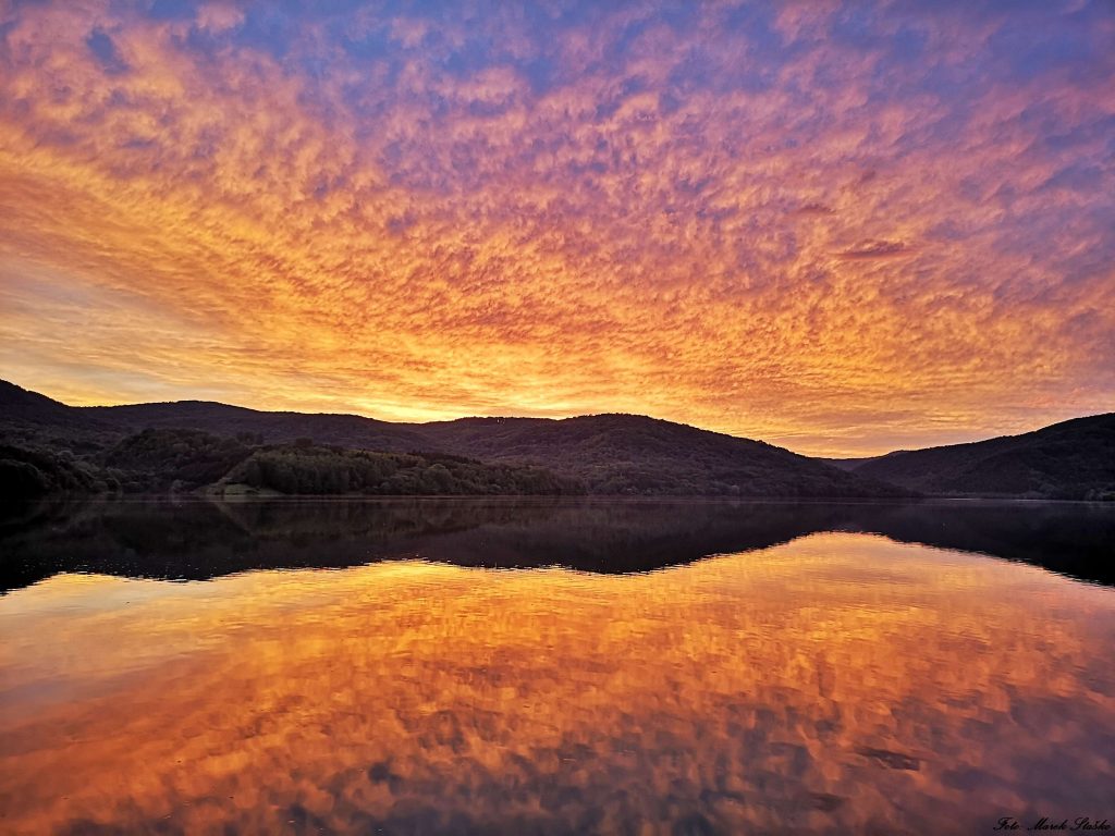 západ Slnka nad vodnou hladinou