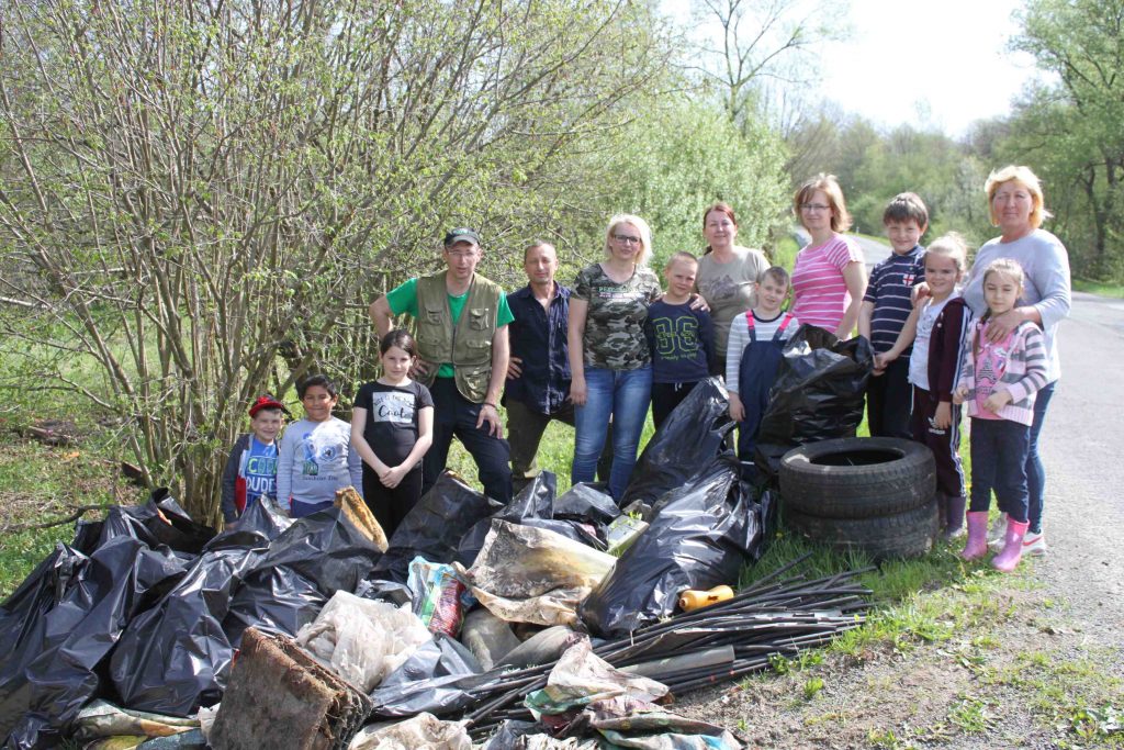 pracovná skupina s nazbieraným odpadom