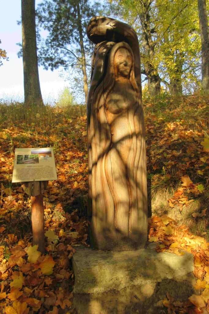 drevená socha - Nasťa