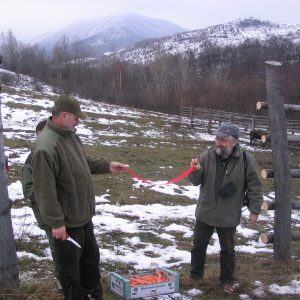 Slávnostný akt vypustenia zubrov do voľnej prírody. Na fotografii vtedajší riaditeľ Správy NP Poloniny Ing. Jozef Repka a Doc. Kajetan Perzanowski, vtedajší koordinátor medzinárodného projektu reštitucie zubra na Slovensku a zároveň predseda LHF - Large Herbivore Foundation pri WWF.