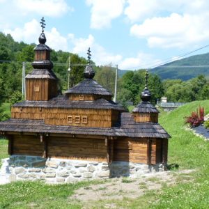 4. V ktorej dedine je takáto miniatúra dreveného chrámu?
