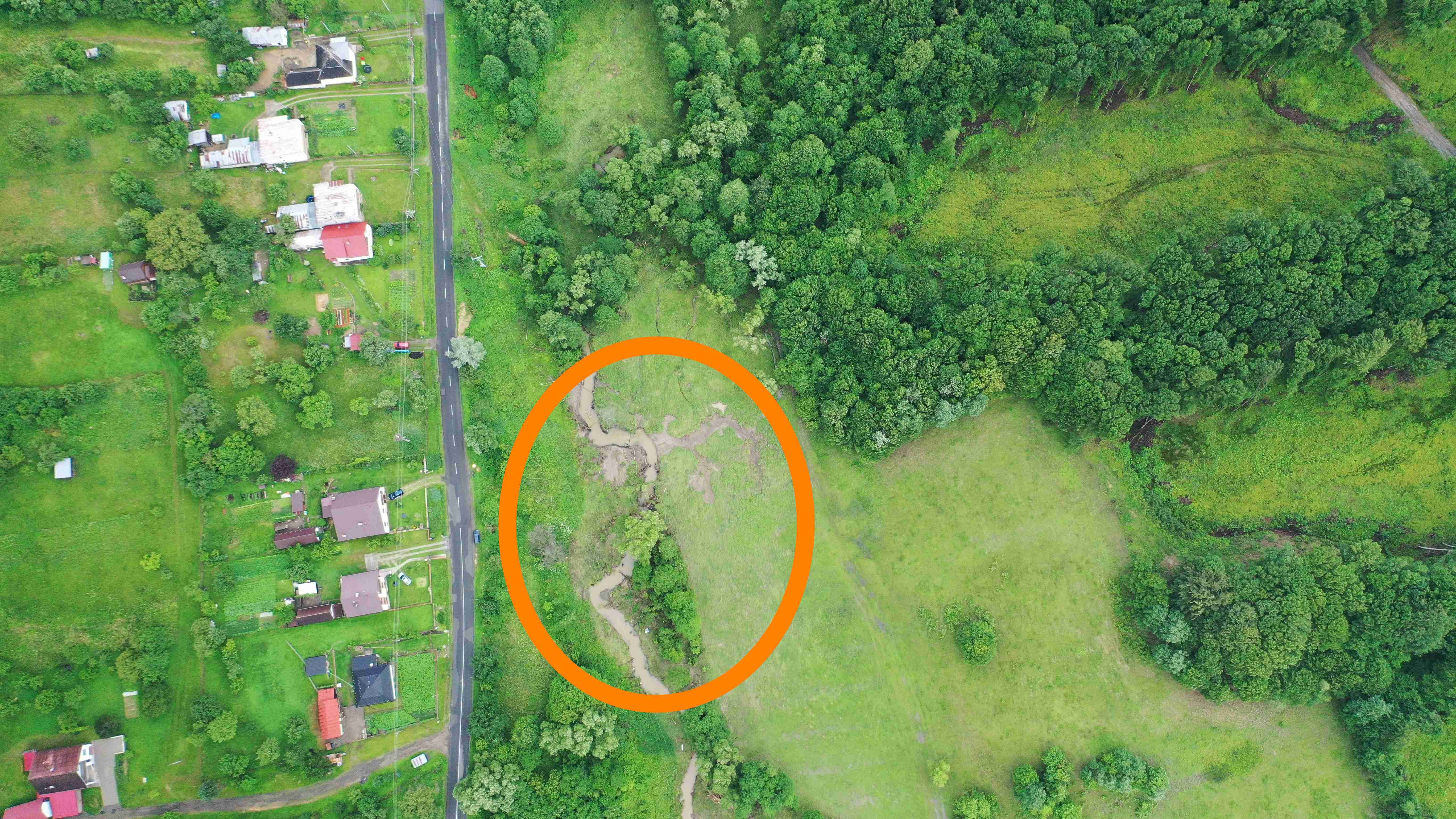 záber z vtáčej perspektívy na dolnú časť obci Pichné, kde sa v minulosti usídlil bobor