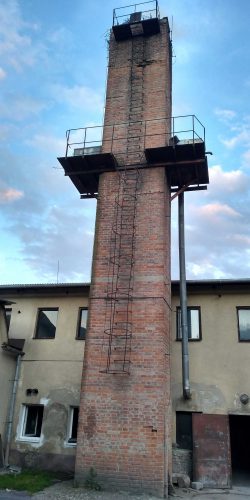 Nebezpečný prístup na komín k hniezdu sťažuje realizáciu preventívnych opatrení.