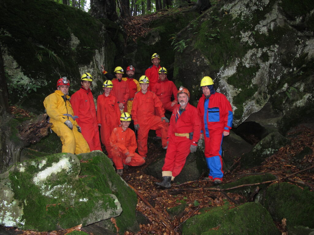 Účastníci exkurzie v Ďakovej jaskyni počas XXXIV. Východokarpatského tábora ochrancov prírody