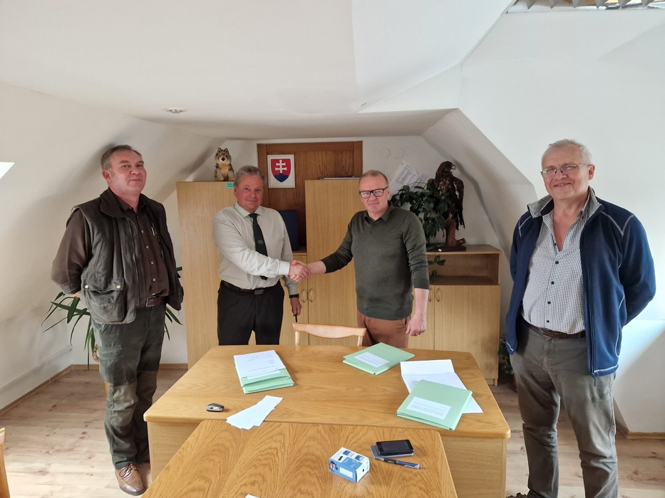 štyri osoby v miestnosti 