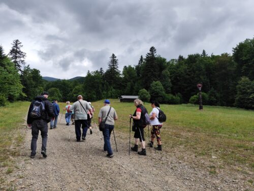 Turisti prechádzajúci okolo lúky Medovej baby