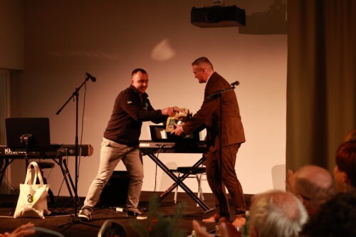 Odovzdávanie prezentov účastníka seminára riaditeľovi Správy NP Poloniny.