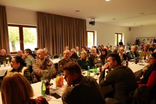 Fotografia účastníkov pri sledovaní programu.