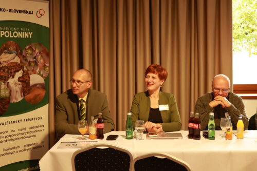 Fotografia zamestnancov Správy NP Poloniny, za stolom.
