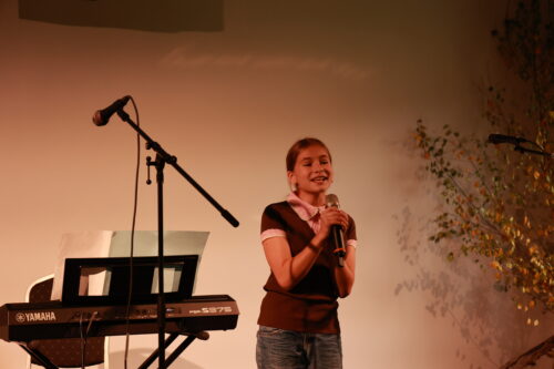 Fotografia speváčky zo Základnej umeleckej školy.