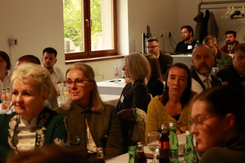 Fotografia zachytáva účastníkov sledujúcich prezentáciu.