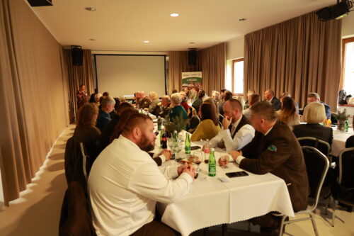 Fotografia účastníkov počas predstavovania prezentujúceho.