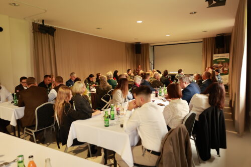 Fotografia účastníkov počas predstavovania iného prezentujúceho.