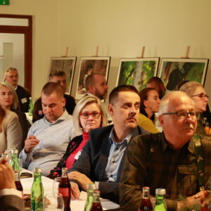 Fotografia účastníkov počas prezentovania.