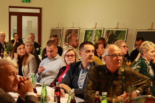 Fotografia účastníkov počas prezentovania.