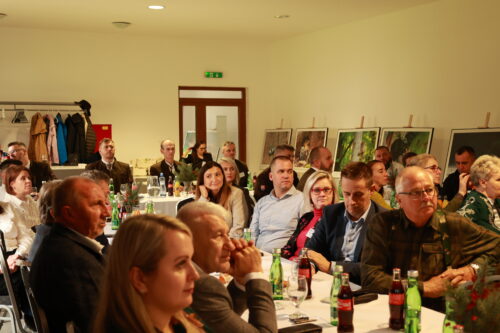 Druhá fotografia účastníkov počas prezentovania.