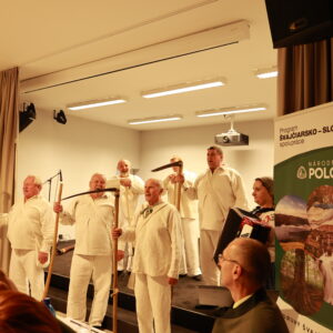 Chlapi z folklórneho súboru ľude spud Beskyda.