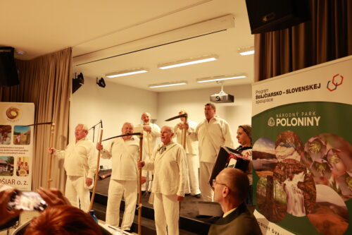 Chlapi z folklórneho súboru ľude spud Beskyda.