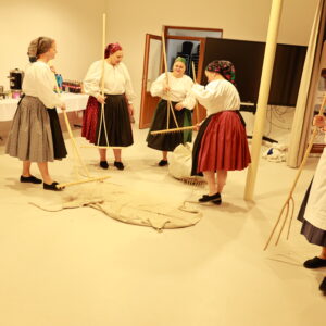 Folklórny súbor ľude spud Beskyda. Ženy vystupujú.