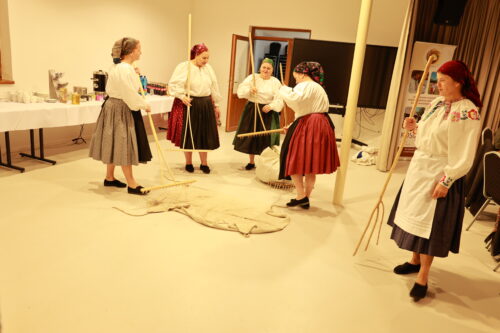 Folklórny súbor ľude spud Beskyda. Ženy vystupujú.