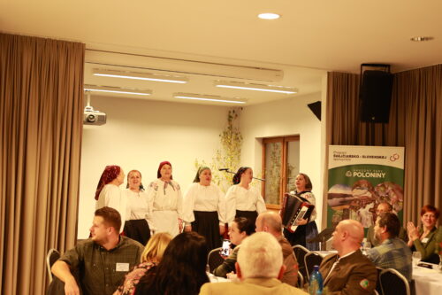 Folklórny súbor ľude spud Beskyda. ženy spievajú.