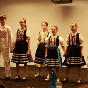 Folklórny súbor ľude spud Beskyda. Najmenší tancujú.
