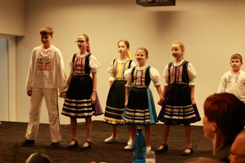 Folklórny súbor ľude spud Beskyda. Najmenší tancujú.