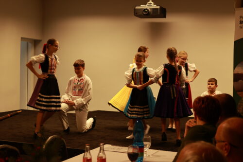 Folklórny súbor ľude spud Beskyda. Ukážka tancov.