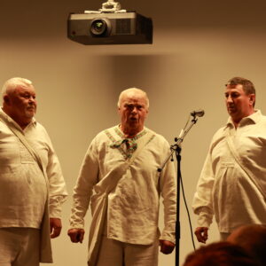 Folklórny súbor ľude spud Beskyda. Chlapi spievajú.
