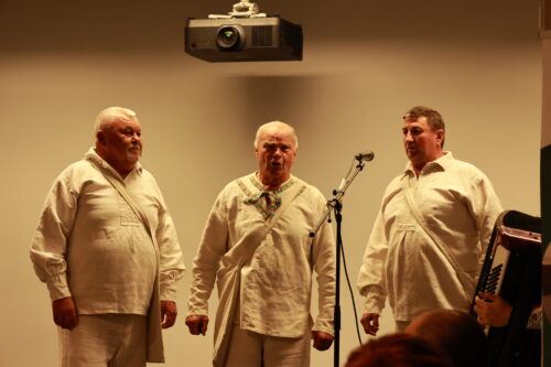 Folklórny súbor ľude spud Beskyda. Chlapi spievajú.