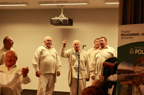 Folklórny súbor ľude spud Beskyda. Ukážka spevu.