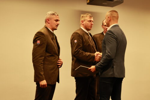 Oceňovanie Miroslava Poliščuka. Ocenenie preberá pravnuk.