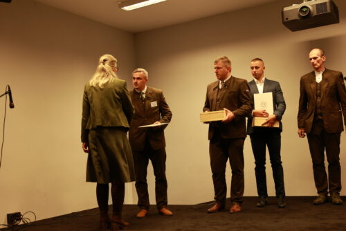 Oceňovanie Ing. Terraya. Ocenenie preberá poverená riaditeľka CHKO Východné Karpaty.