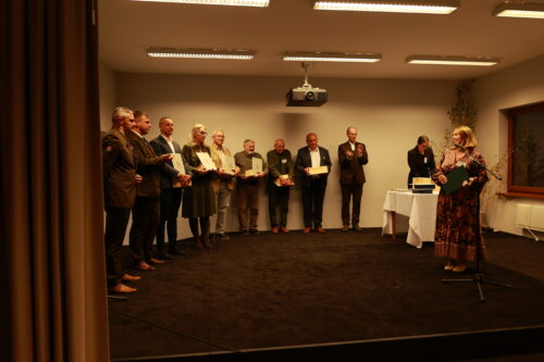 Fotografia ocenených spolu so štátnymi tajomníkmi.