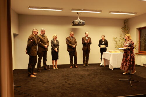 Štátni tajomníci a ďalší zamestnanci Ministerstva životného prostredia.