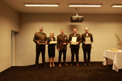 Štátni tajomníci a ďalší zamestnanci Ministerstva životného prostredia.