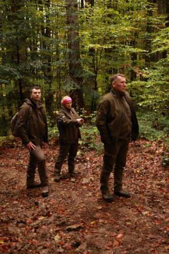 Zamestnanci Správy NP Poloniny počúvajú výklad.