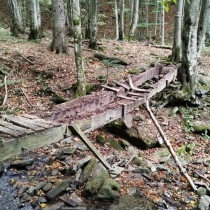 demontáž starej poškodenej lávky