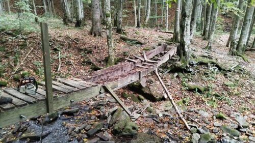 demontáž starej poškodenej lávky