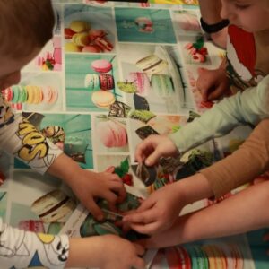 kreatívne puzzle aktivity do ktorej sa zapájajú 4 deti