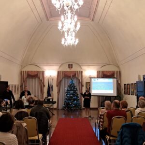 Iveta Buraľová pri mikrofóne