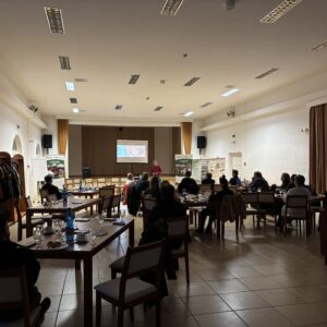 účastníci workshopu v pozadí