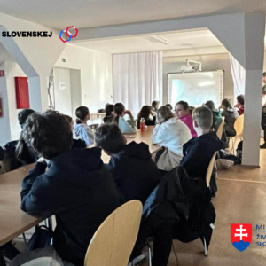 žiaci počúvajú výklad