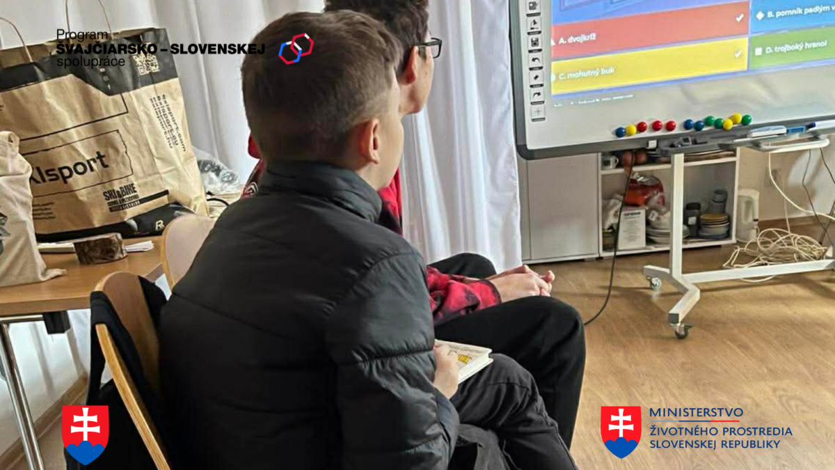 žiaci sústredení na kvíz