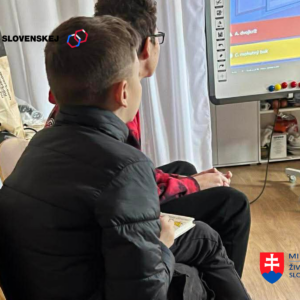 žiaci sústredení na kvíz