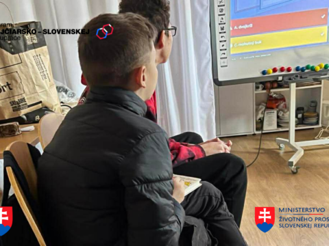 žiaci sústredení na kvíz